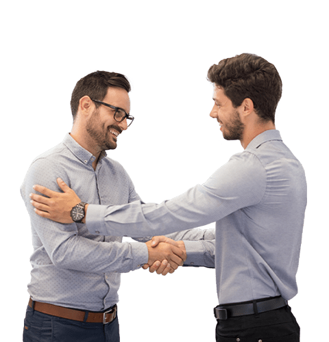 Deux hommes en chemise se serrent la main