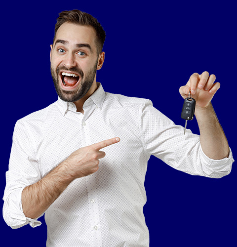 Un vendeur montre les clés d'une voiture d'occasion